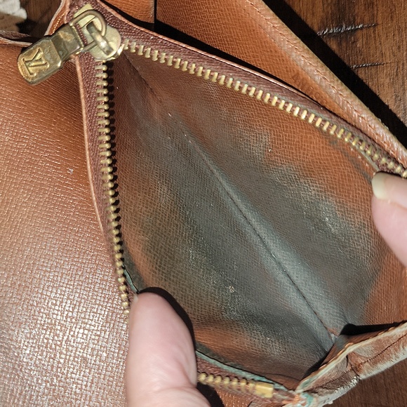 Authentic Louis Vuitton wallet - Picture 7 of 7